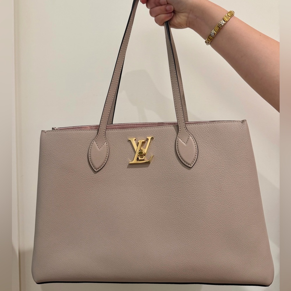 Louis Vuitton LockMe Shopping Tote Bag Beige - Picture 3 of 16